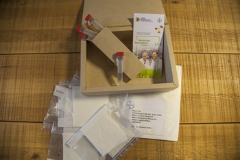 Kit HerbiSecur éléments de contenu avec notice, mode d'emploi, tubes à essai, sachets plastique, enveloppe pré-affranchie