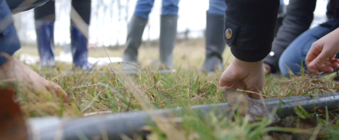 Pour observer la biodiversité agricole sur l’EARL Mesnard, des étudiants comptent les vers de terre dans un carré d’herbe.